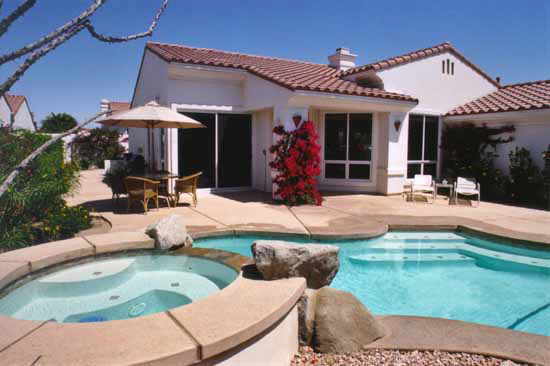 Beautiful Backyard Swimming Pool with Hot tube